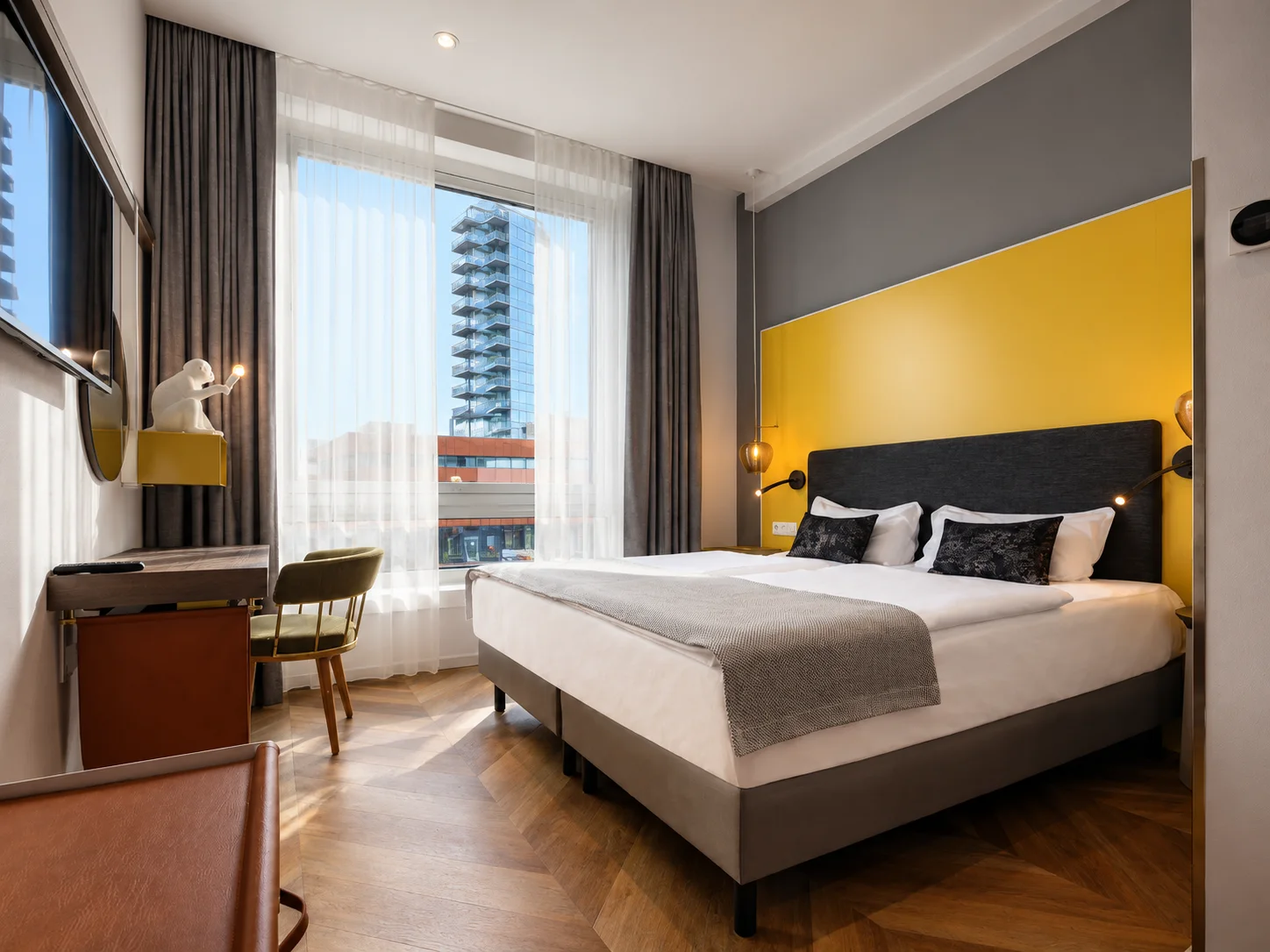 Helles Comfort Zimmer mit großem Fenster
