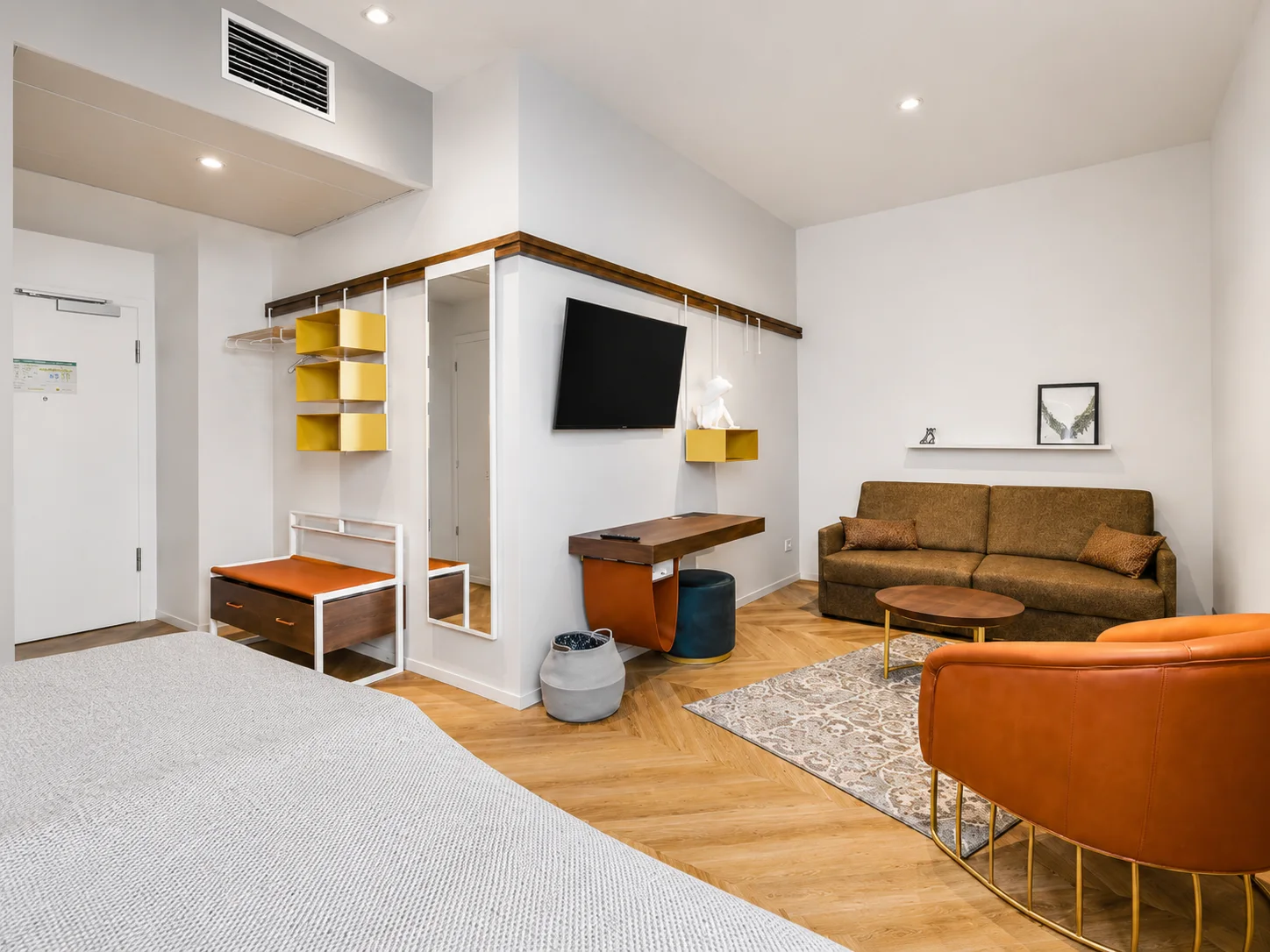 Superior Zimmer mit Sofa und orangem Sessel