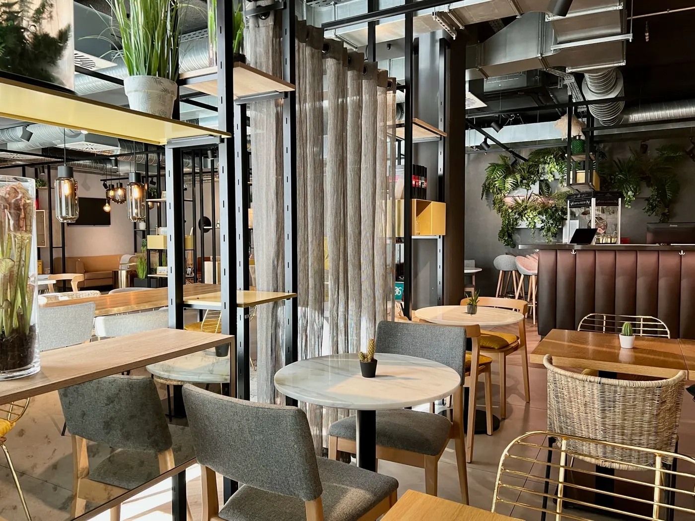 Café- und Lounge-Bereich der HIAMO Lobby