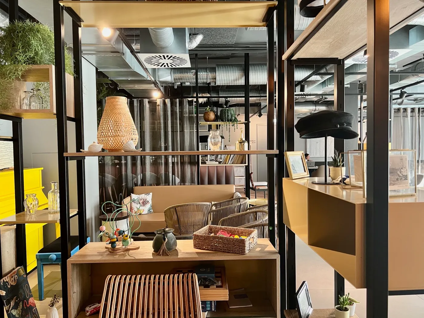 Lobby-Regal mit Korblampe und Wohnaccessoires im HIAMO Hotel