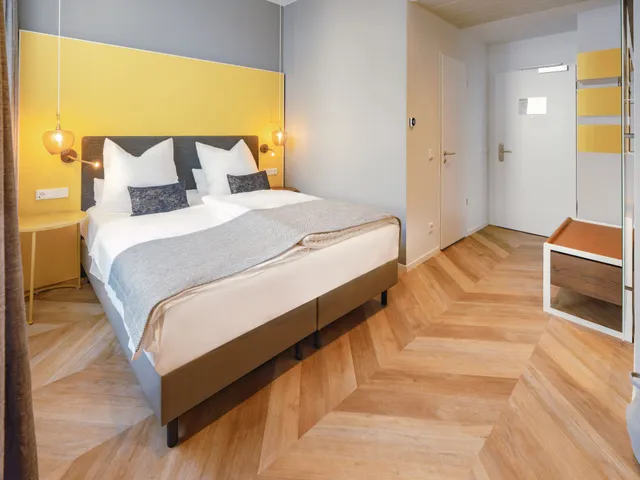 Cozy Zimmer mit gelbem Kopfteil